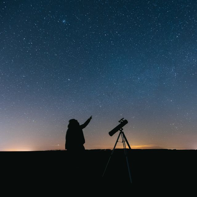 Człowiek oglądający niebo z gwiazdami