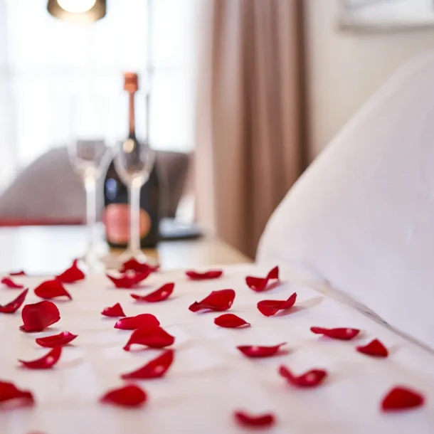 Miłosny wystrój, róże i wino