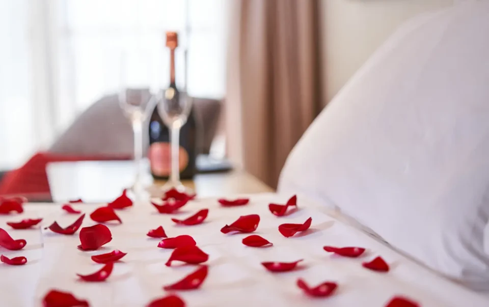 Miłosny wystrój, róże i wino