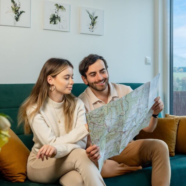 Para siedząca na kanapie