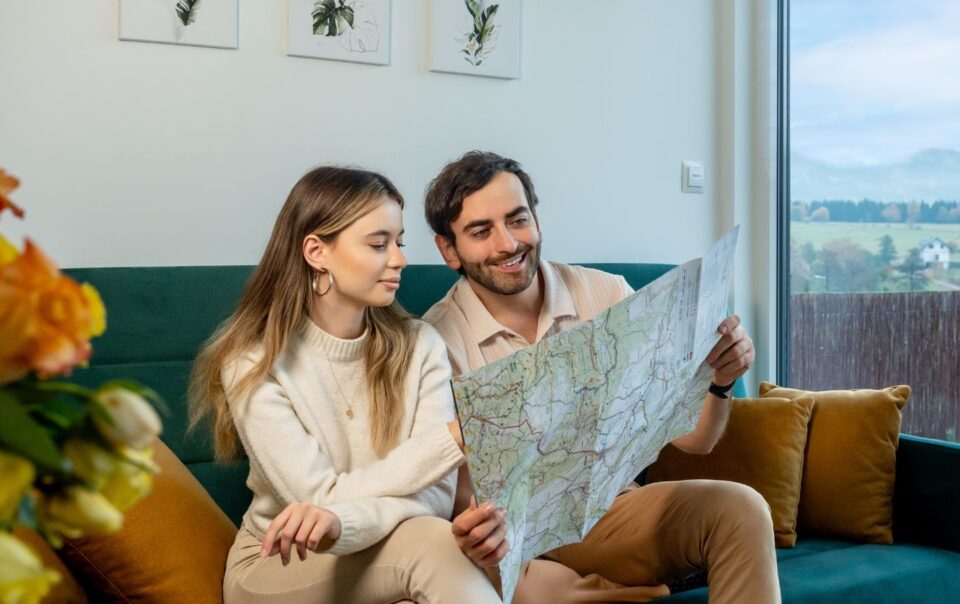 Para siedząca na kanapie