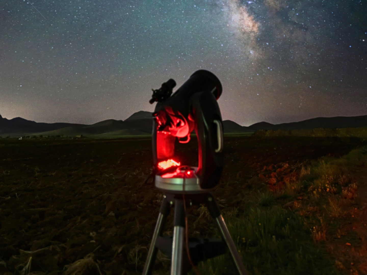 Teleskop skierowany do nieba