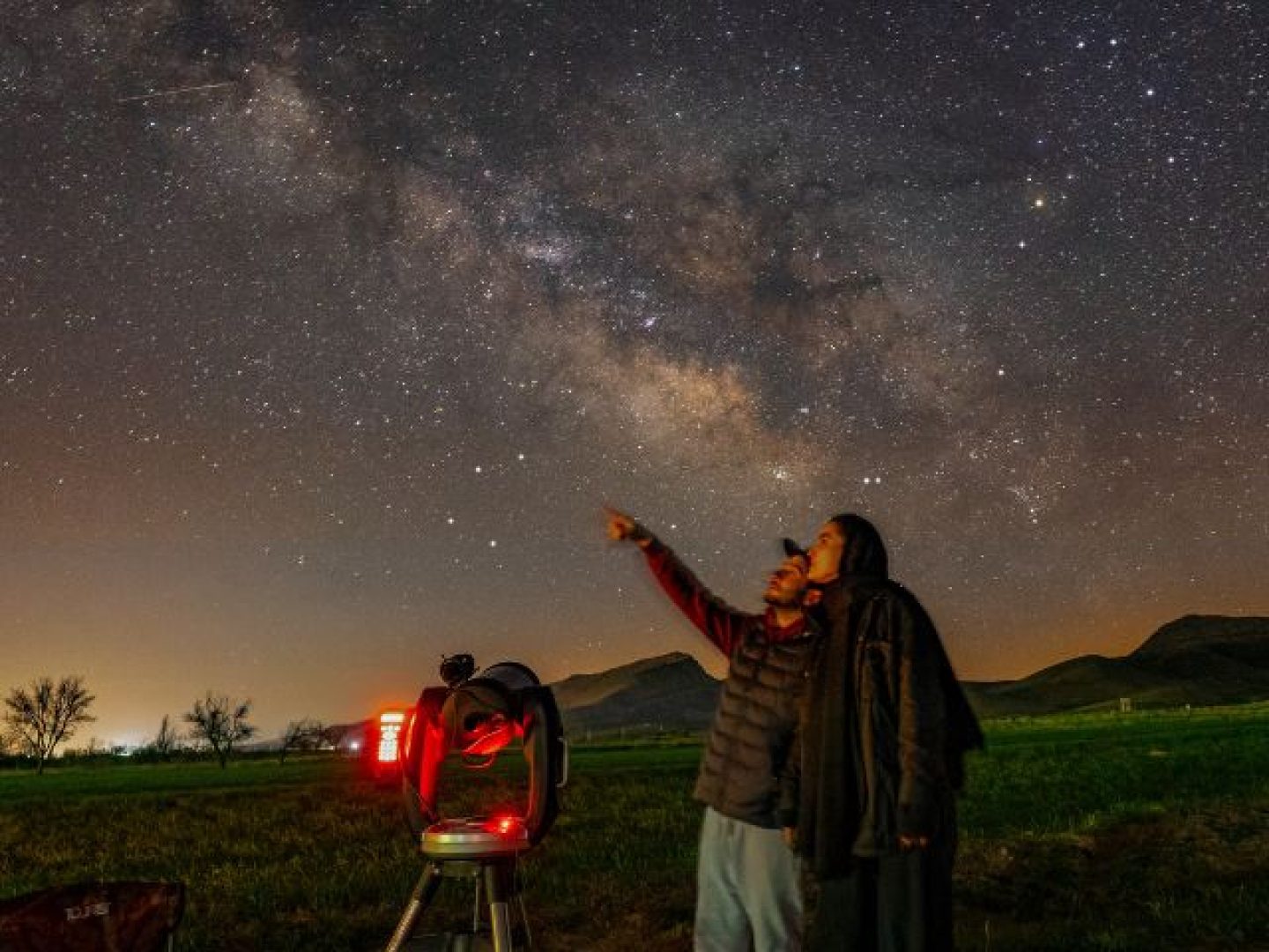 Romantyczne oglądanie gwiazd na niebie