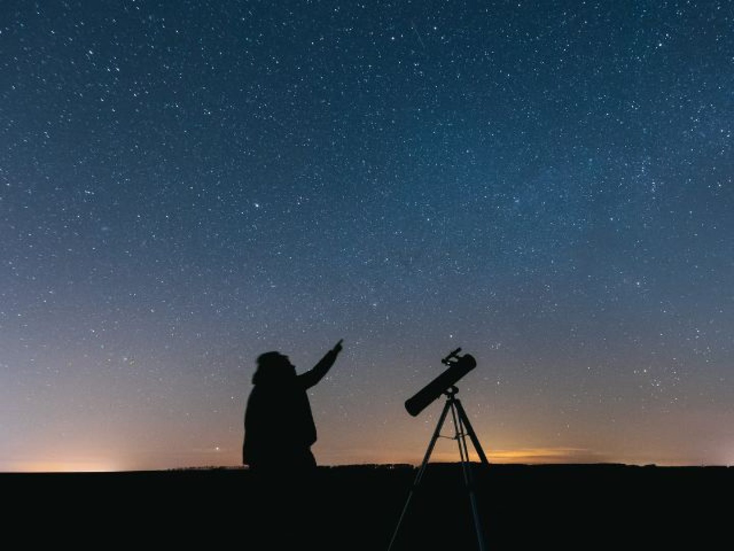 Człowiek oglądający niebo z gwiazdami